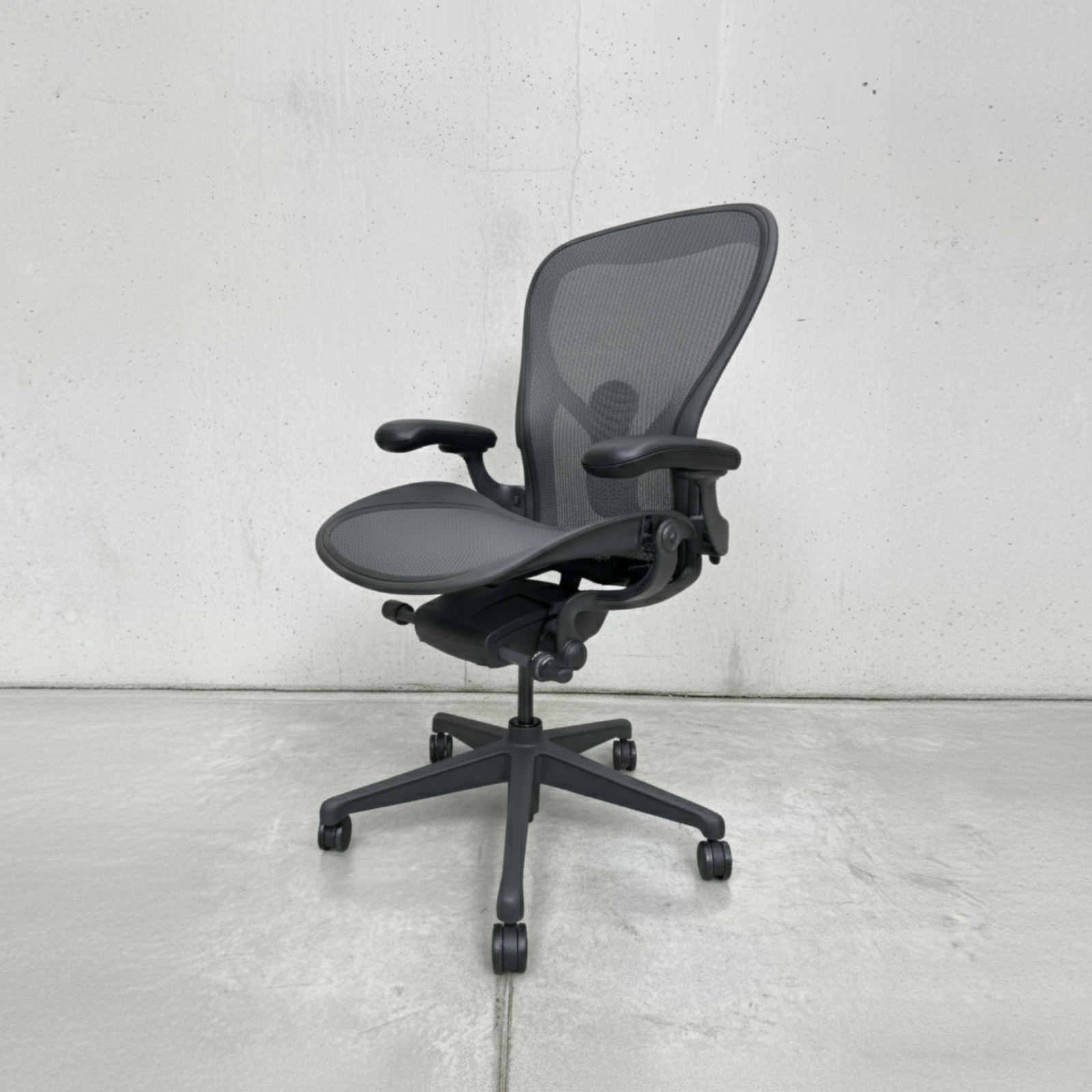 Herman Miller Aeron Remastered Graphite (Refurbished)