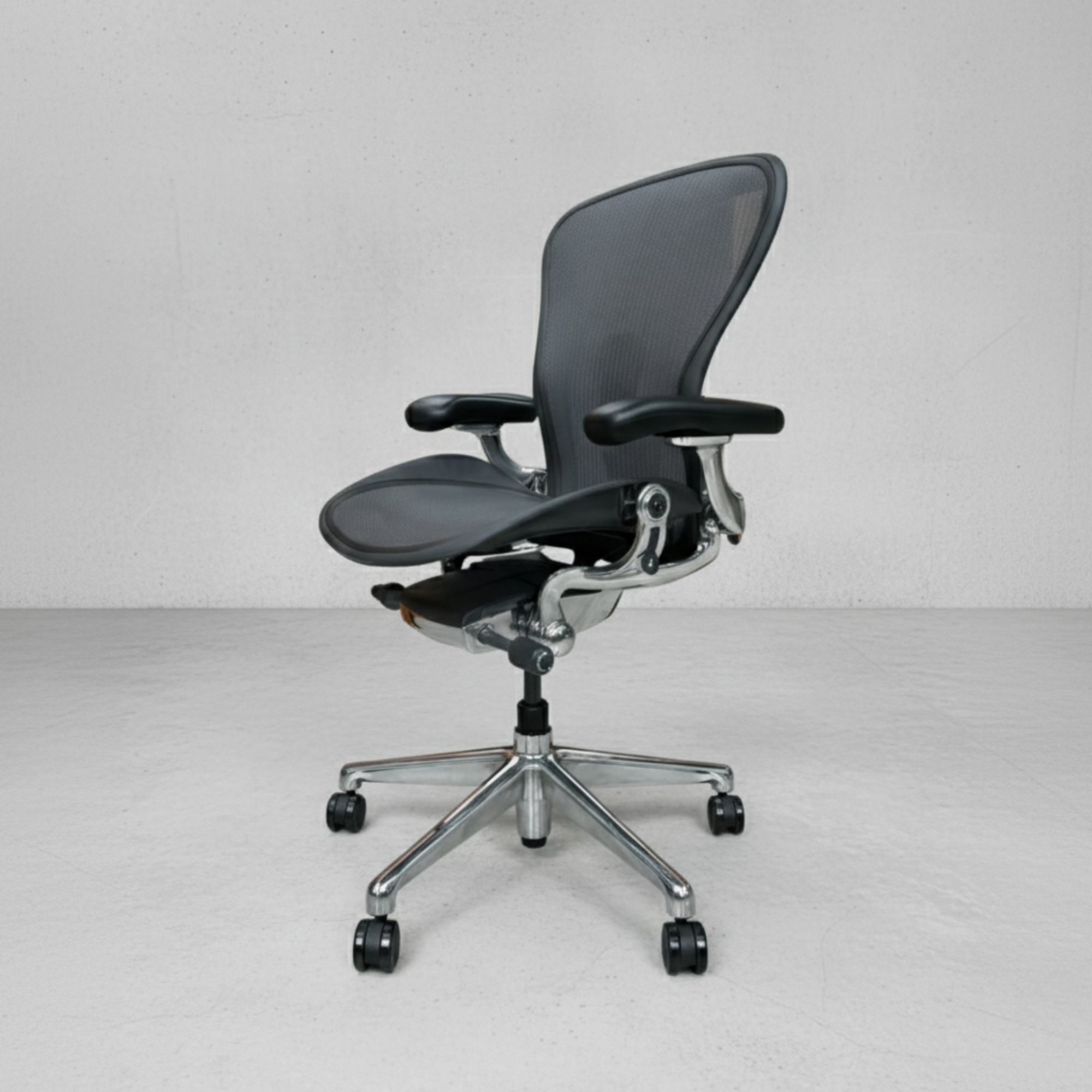 Herman Miller Aeron Remastered Chrome (Refurbished)