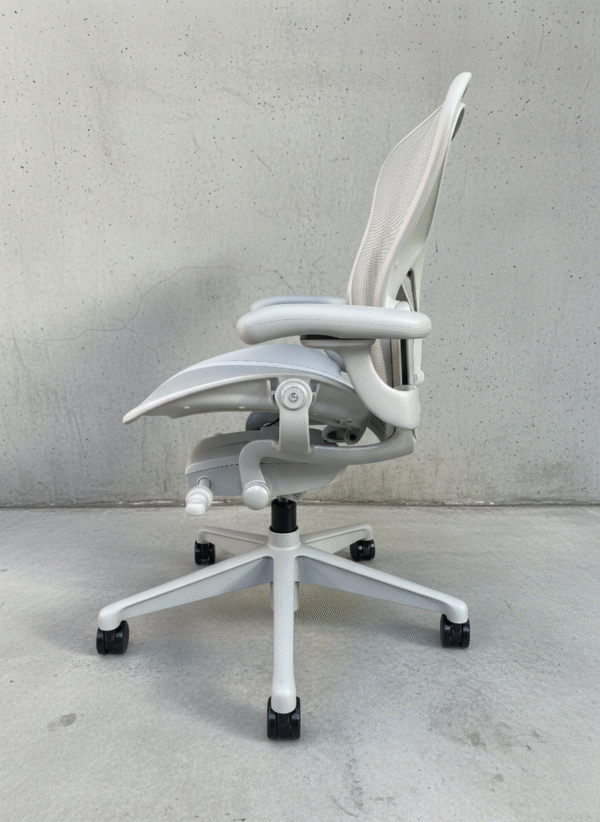 Herman Miller Aeron Remastered Mineral (Display Model) - Image 4