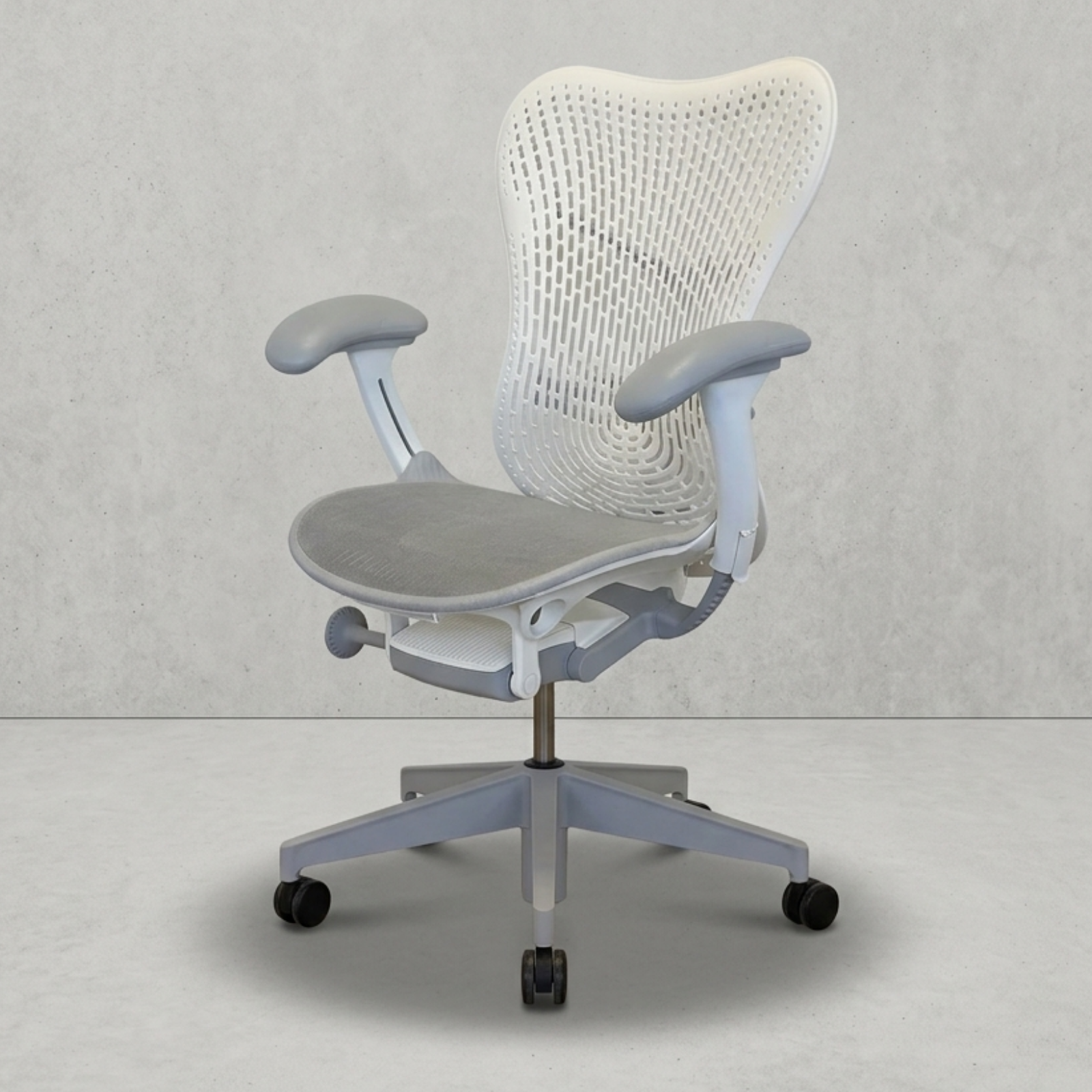 Herman Miller Mirra 2 Alpine (Refurbished) | €796 | KLAP
